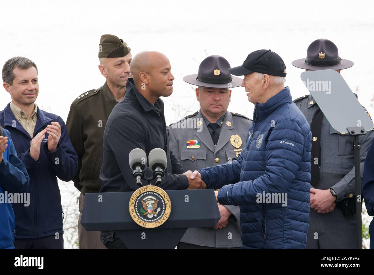 Dundalk (États-Unis d'Amérique). 05 avril 2024. Le gouverneur du Maryland, Wes Moore, à gauche, remercie le président américain Joe Biden, à droite, pour son soutien et sa promesse de reconstruire lors d'une visite au site de la catastrophe du pont Francis Scott Key à Sollers point, le 5 avril 2024 à Dundalk, Maryland. Crédit : Joe Andrucyk/MDGovpics/Alamy Live News Banque D'Images