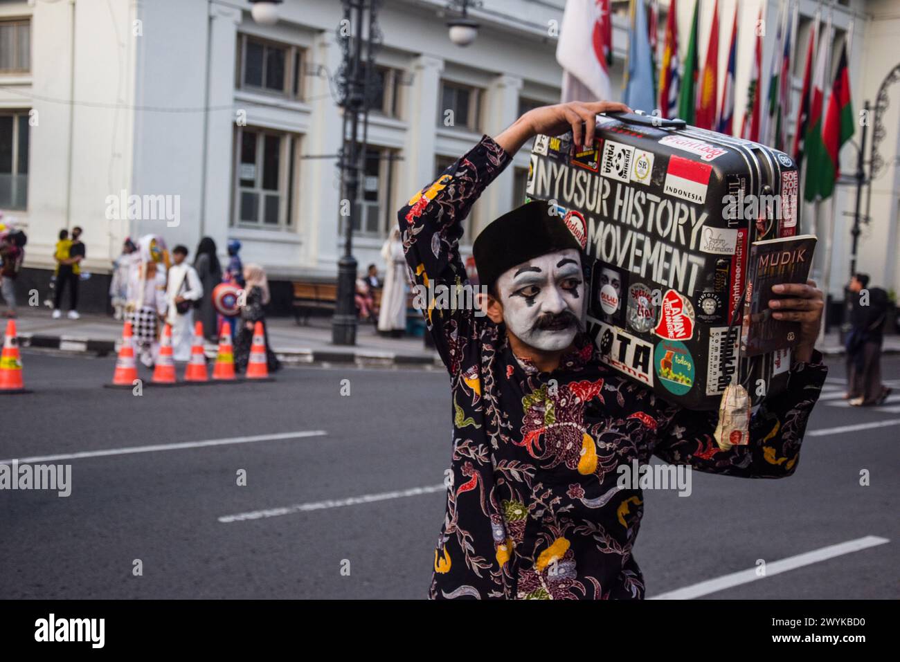 7 avril 2024, Bandung, Java occidental, Indonésie : L'artiste mime indonésien Wanggi Hoed et un certain nombre d'artistes mime indonésiens qui sont membres du Centre d'études MIME indonésien et OneSix Sauyunan ont tenu une performance intitulée Nyusur History Homecoming Movement à Bandung. Cette performance est une performance artistique de pantomime de rue qui rappelle aux gens les valeurs positives ''''''' et les valeurs culturelles ''''''''' de la tradition de rassemblement à l'intérieur pendant l'Aïd al-Fitr. L'action, qui a pour thème de retourner au village au pays de l'ironie, est une interprétation des événements artistiques en cours basés sur o Banque D'Images