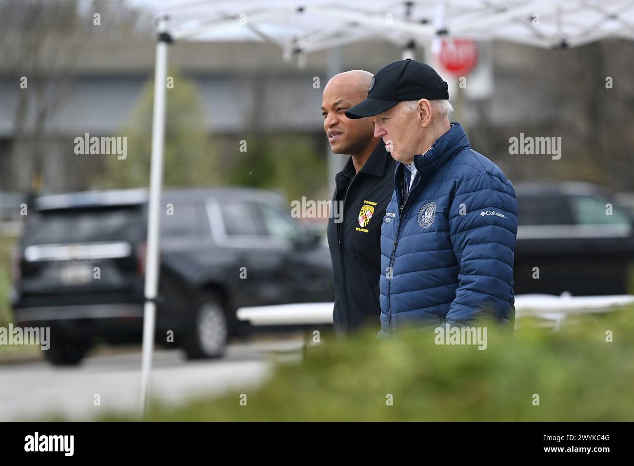 Dundalk (États-Unis d'Amérique). 05 avril 2024. Le gouverneur du Maryland, Wes Moore, à gauche, marche avec le président américain Joe Biden, à droite, lors d'une visite au site de la catastrophe du pont Francis Scott Key à Sollers point, le 5 avril 2024 à Dundalk, Maryland. Crédit : carter Elliott/MDGovpics/Alamy Live News Banque D'Images