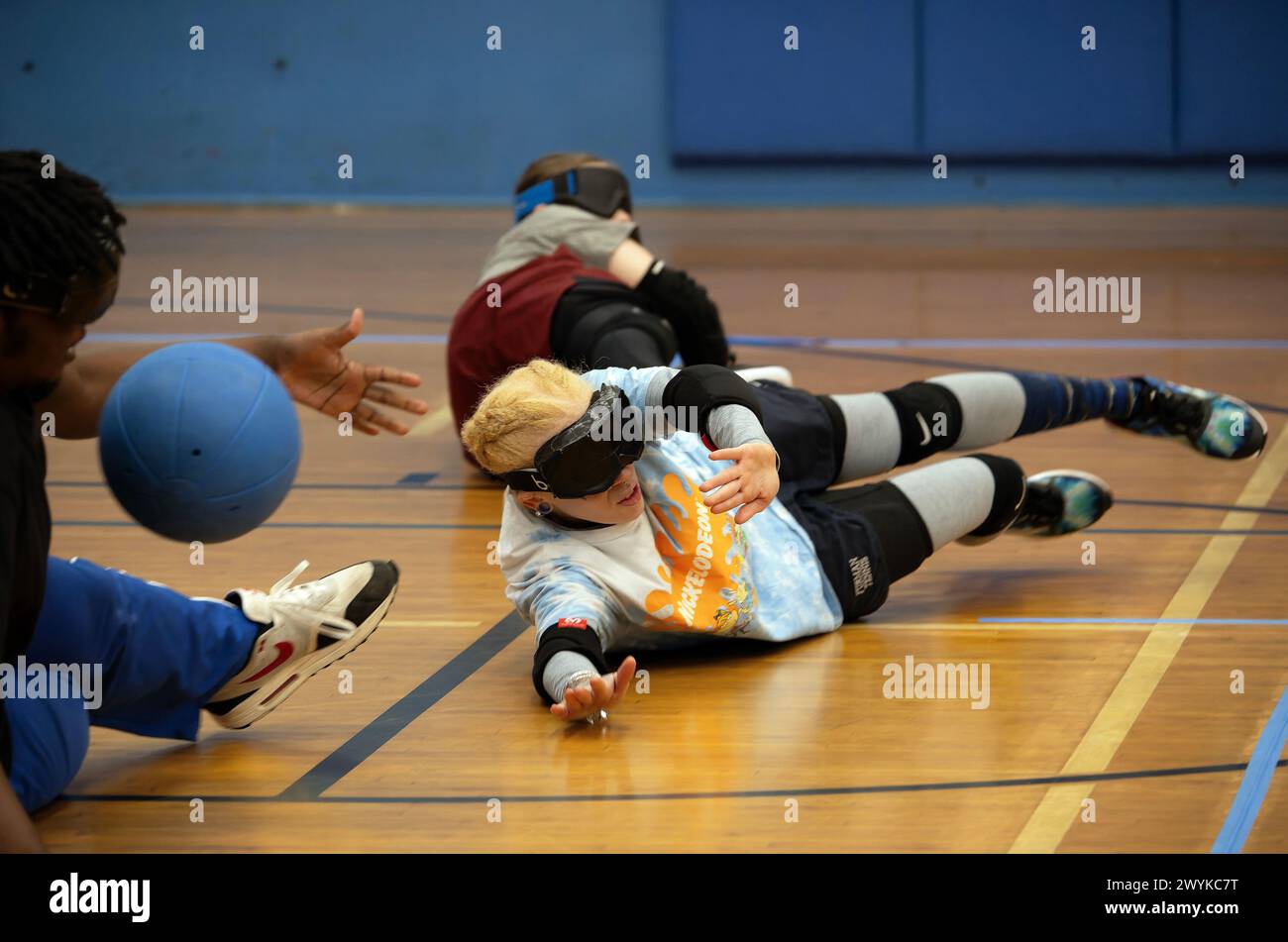 Atlanta, Géorgie, États-Unis. 6 avril 2024. Les membres de l'équipe de Goalball de Géorgie s'entraînent dans un centre de loisirs de la ville d'Atlanta. Le goalball est le sport d'équipe le plus populaire pour les aveugles et les malvoyants. Le sport a vu le jour en 1946 lorsque l'autrichien Hanz Lorrenzen et l'allemand Sett Reindle ont développé le jeu comme un moyen de garder physiquement actifs les vétérans aveugles de la seconde Guerre mondiale. Le goalball est depuis devenu le premier sport d'équipe pour les athlètes aveugles et est pratiqué de manière compétitive dans 112 pays. (Crédit image : © Robin Rayne/ZUMA Press Wire) USAGE ÉDITORIAL SEULEMENT! Non destiné à UN USAGE commercial ! Banque D'Images