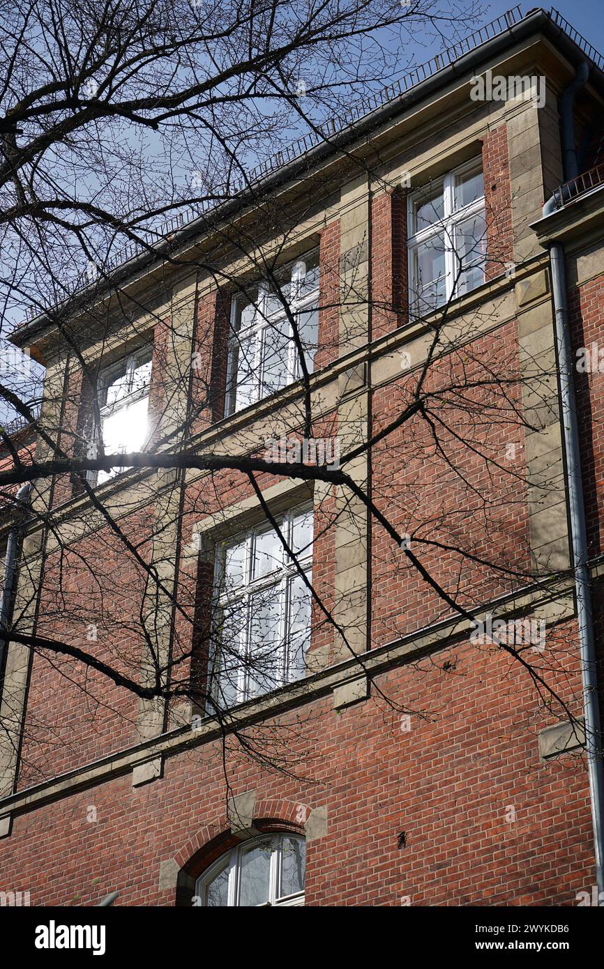 Le soleil se reflète à travers les fenêtres d'un bâtiment d'un hôpital appelé DRK Kliniken Westend, à Berlin, en Allemagne Banque D'Images