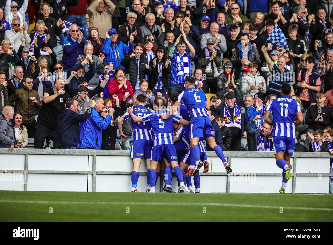 Les joueurs de Worcester City célèbrent leur avance dans la demi-finale de FA vase. Banque D'Images