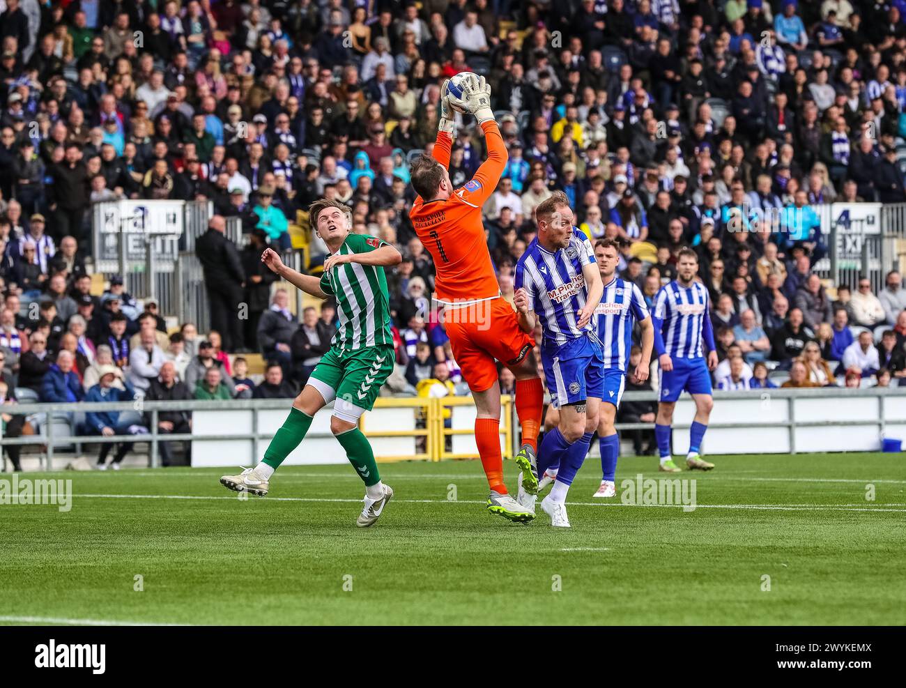 Le gardien de Worcester City Haydn Whitcombe remporte le ballon en premier. Banque D'Images