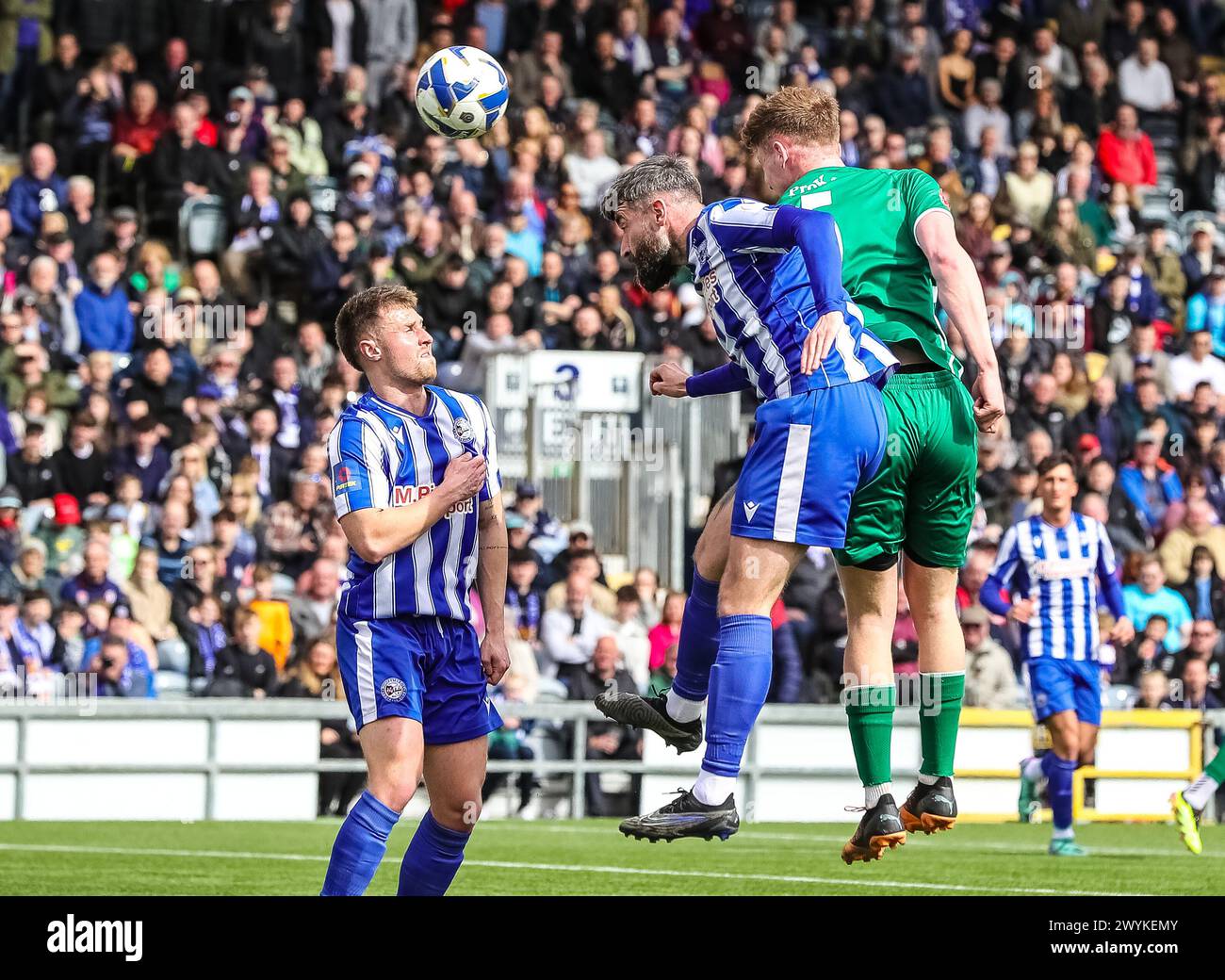 Logan Stoddart de Worcester City est à la hauteur du ballon. Banque D'Images