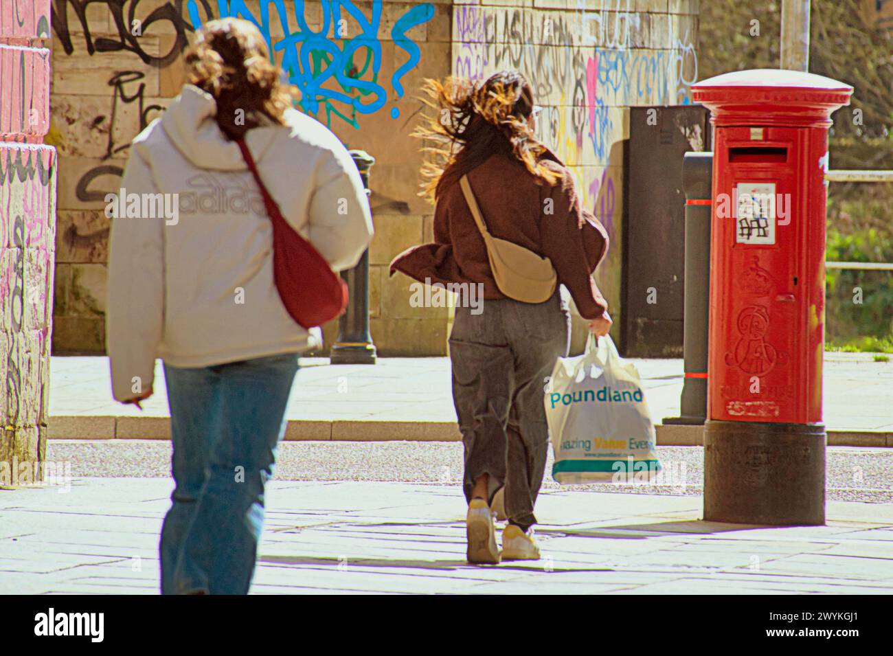 Glasgow, Écosse, Royaume-Uni. 7h avril 2024 : Météo britannique : tempête Kathleen vents et sunsine a rencontré les Glaswegiens dans la ville. Crédit Gerard Ferry/Alamy Live News Banque D'Images