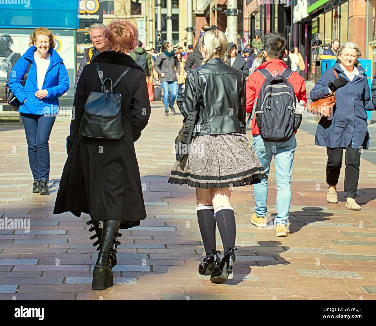 Glasgow, Écosse, Royaume-Uni. 7h avril 2024 : Météo britannique : tempête Kathleen vents et sunsine a rencontré les Glaswegiens dans la ville. Crédit Gerard Ferry/Alamy Live News Banque D'Images