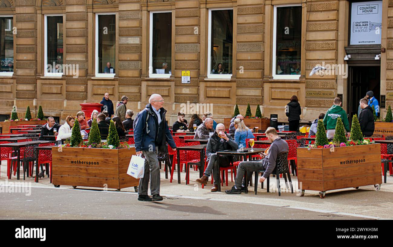 Glasgow, Écosse, Royaume-Uni. 7h avril 2024 : Météo britannique : tempête Kathleen vents et sunsine a rencontré les Glaswegiens dans la ville. Crédit Gerard Ferry/Alamy Live News Banque D'Images