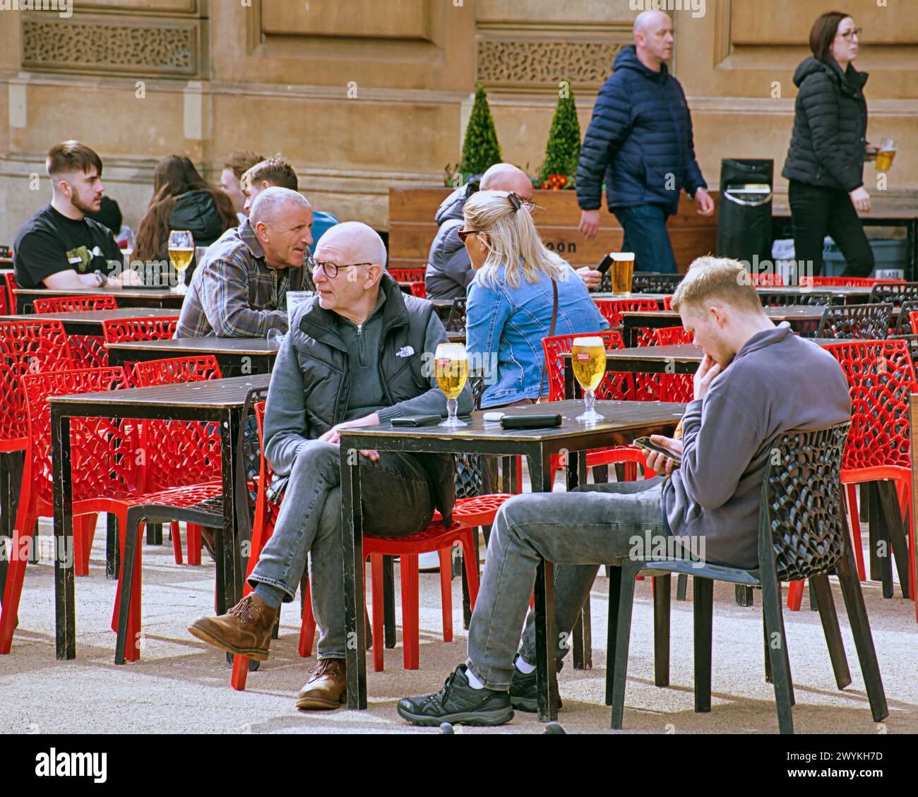 Glasgow, Écosse, Royaume-Uni. 7h avril 2024 : Météo britannique : tempête Kathleen vents et sunsine a rencontré les Glaswegiens dans la ville. Crédit Gerard Ferry/Alamy Live News Banque D'Images