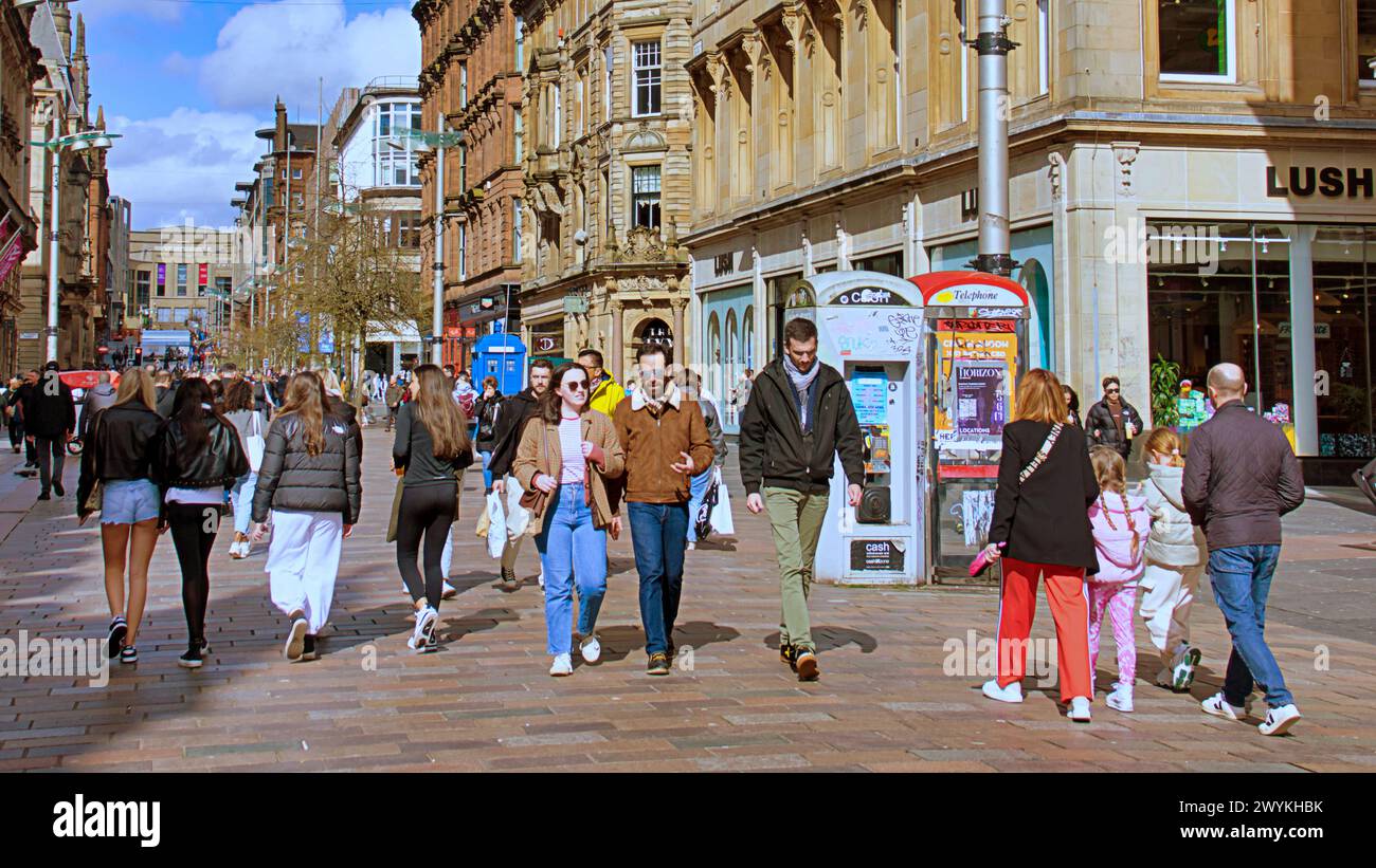 Glasgow, Écosse, Royaume-Uni. 7h avril 2024 : Météo britannique : tempête Kathleen vents et sunsine a rencontré les Glaswegiens dans la ville. Crédit Gerard Ferry/Alamy Live News Banque D'Images