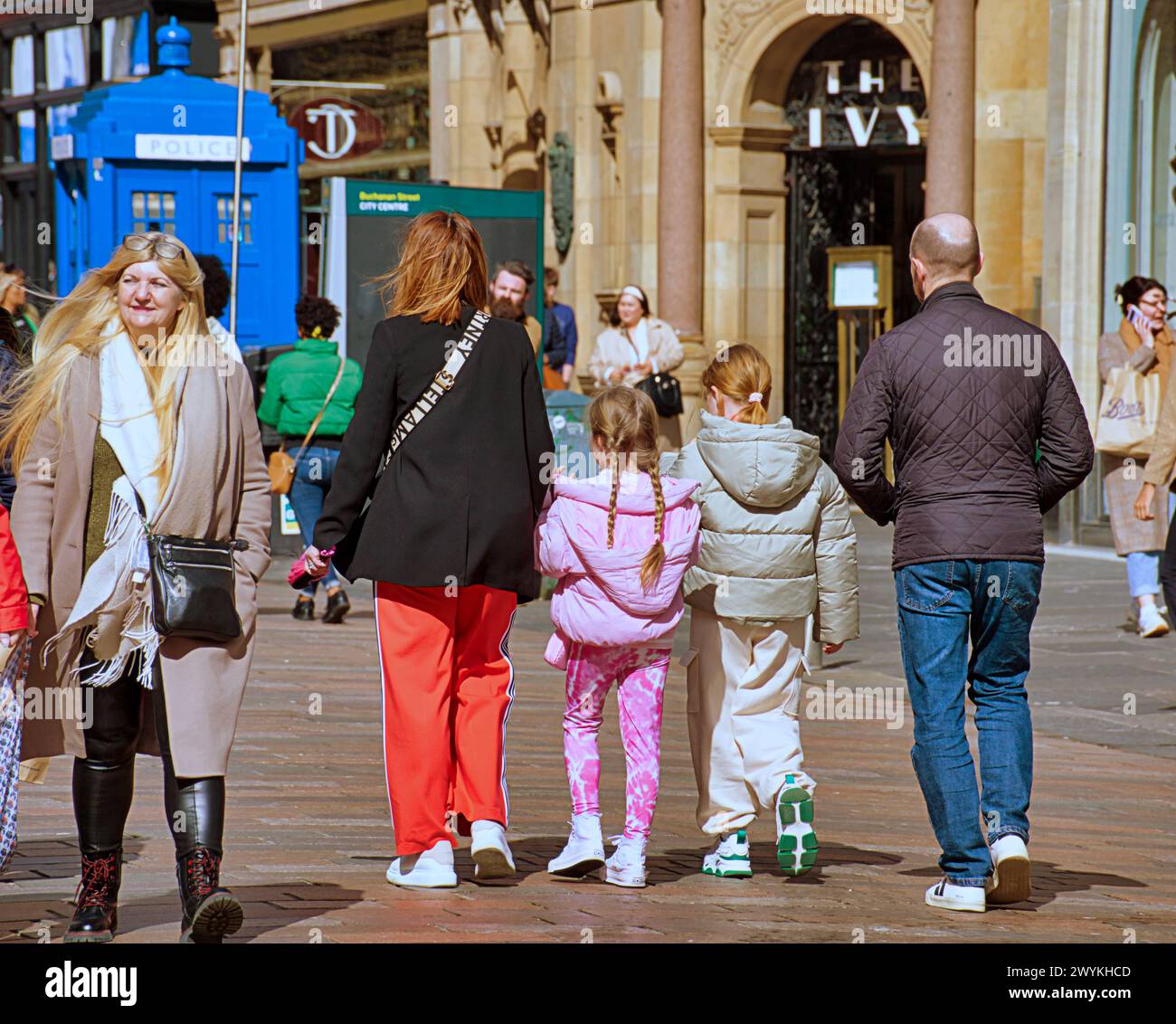 Glasgow, Écosse, Royaume-Uni. 7h avril 2024 : Météo britannique : tempête Kathleen vents et sunsine a rencontré les Glaswegiens dans la ville. Crédit Gerard Ferry/Alamy Live News Banque D'Images