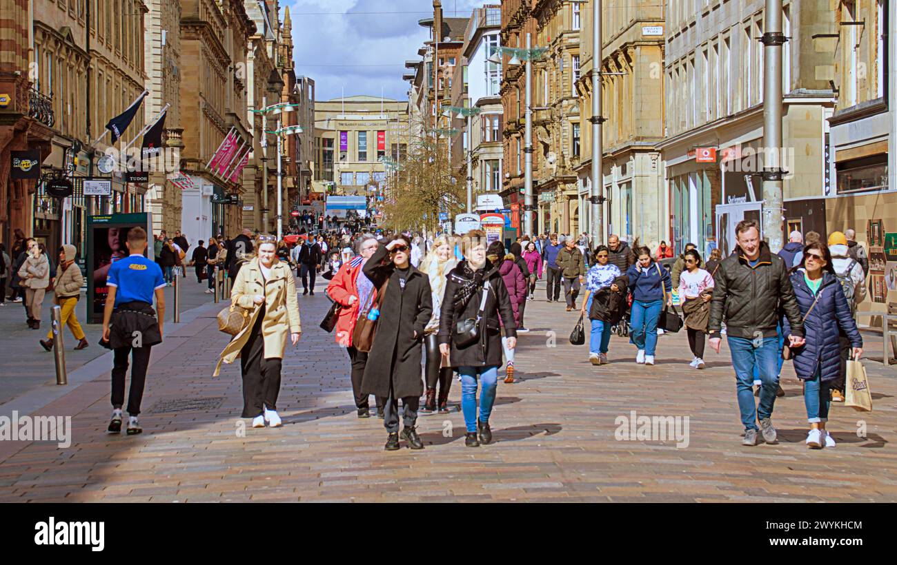 Glasgow, Écosse, Royaume-Uni. 7h avril 2024 : Météo britannique : tempête Kathleen vents et sunsine a rencontré les Glaswegiens dans la ville. Crédit Gerard Ferry/Alamy Live News Banque D'Images