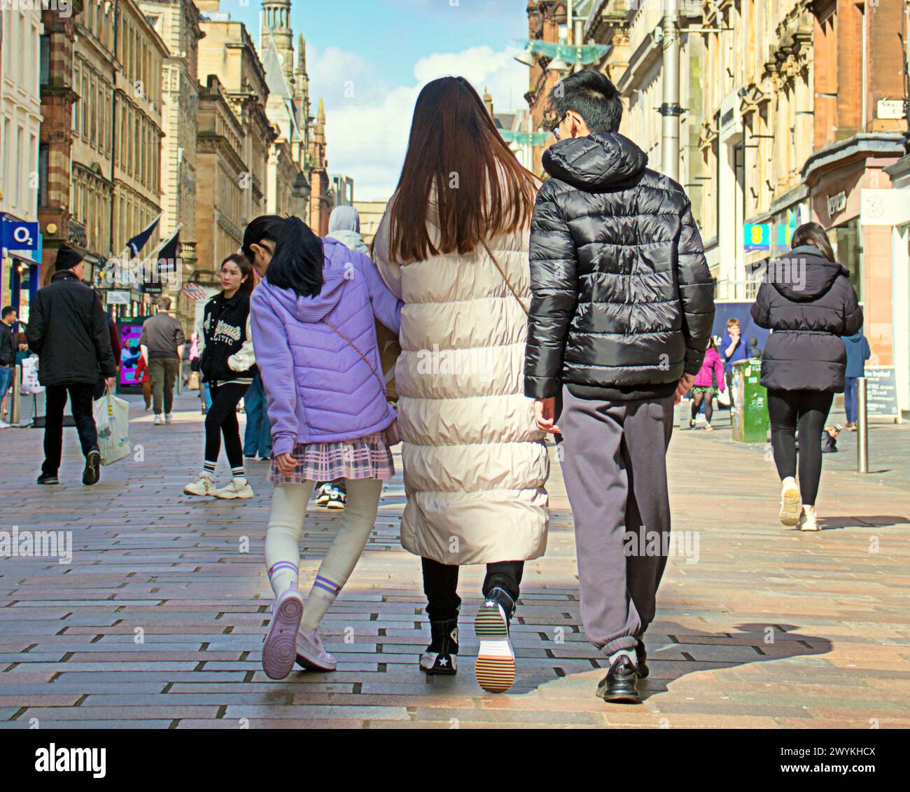 Glasgow, Écosse, Royaume-Uni. 7h avril 2024 : Météo britannique : tempête Kathleen vents et sunsine a rencontré les Glaswegiens dans la ville. Crédit Gerard Ferry/Alamy Live News Banque D'Images