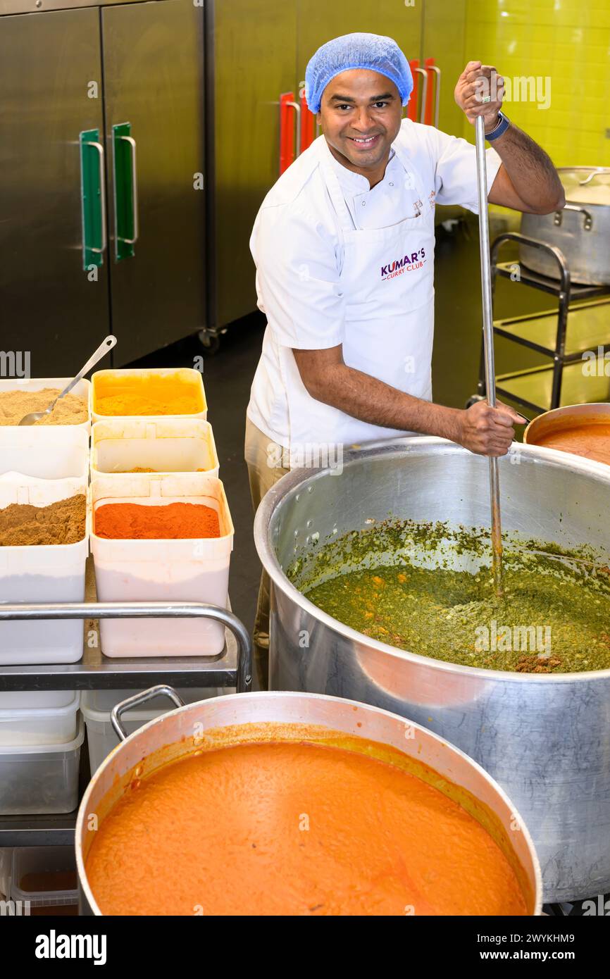 Photo : Praveen Kumar entreprise familiale Praveen Kumar lance 11 lignes de plats cuisinés au curry indien dans les magasins Asda à travers l'Écosse – The Banque D'Images