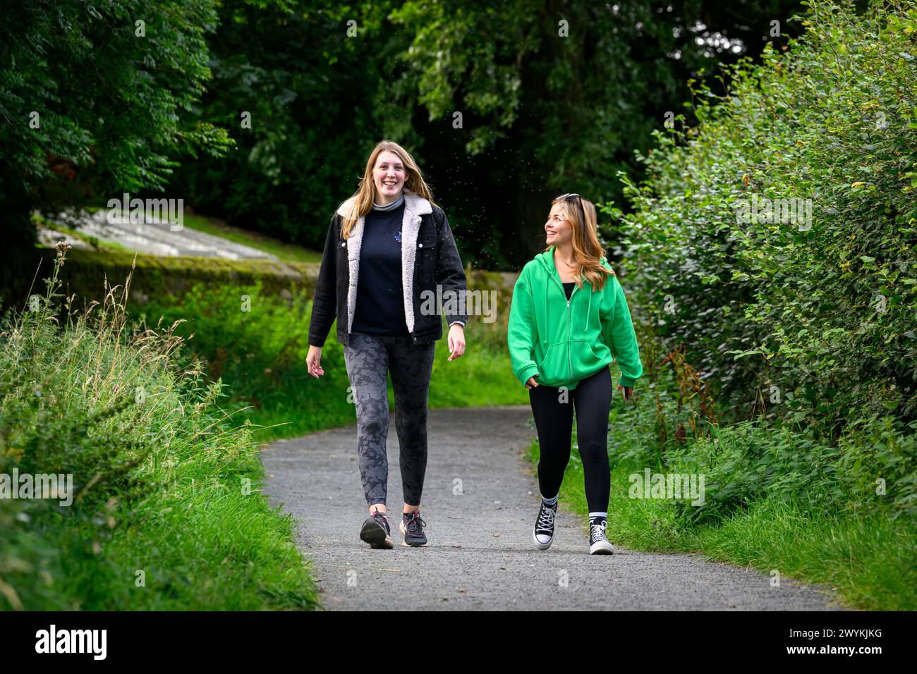 Sentiers pour tous, Loch Leven, Heritage Trail, jeunes femmes marcheurs Banque D'Images