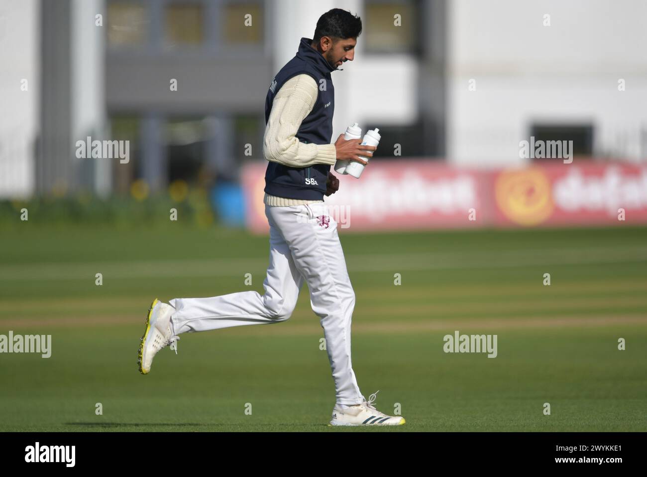 Canterbury, Angleterre. 7 avril 2024. Shoaib Bashir de Somerset et d'Angleterre offre des boissons en tant que 12e homme pendant la troisième journée du match de Vitality County Championship Division One entre Kent County Cricket Club et Somerset County Cricket Club au Spitfire Ground, Saint-Laurent. Kyle Andrews/Alamy Live News. Banque D'Images