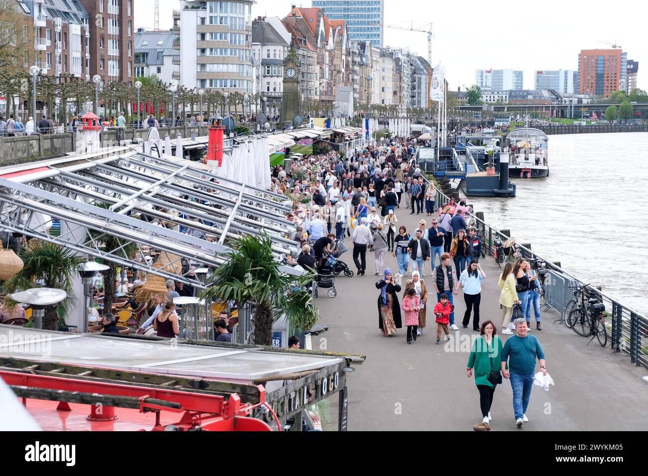 Düsseldorf 07.04.2024 Rheinuferpromenade Rathausufer Kasematten Altstadt Sonntagsspaziergang Spaziergänger Touristen Tourismus Düsseldorf Nordrhein-Westfalen Deutschland *** Düsseldorf 07 04 2024 Rheinuferpromenade Rathausufer Kasematten Altstadt Sunday Walk poussettes touristes Tourisme Düsseldorf Rhénanie du Nord-Westphalie Allemagne Banque D'Images