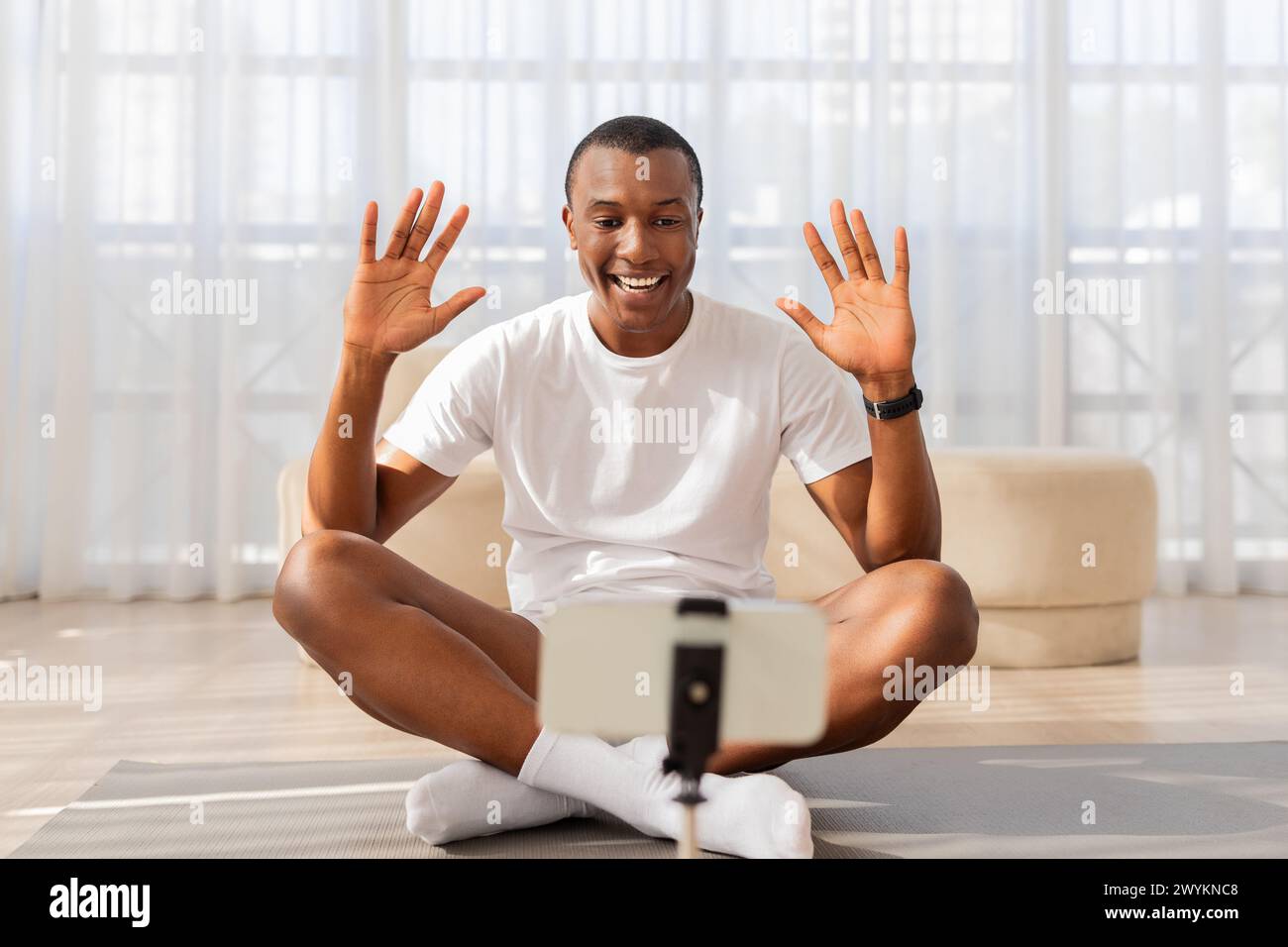 Homme faisant des cours de yoga en ligne de la maison Banque D'Images