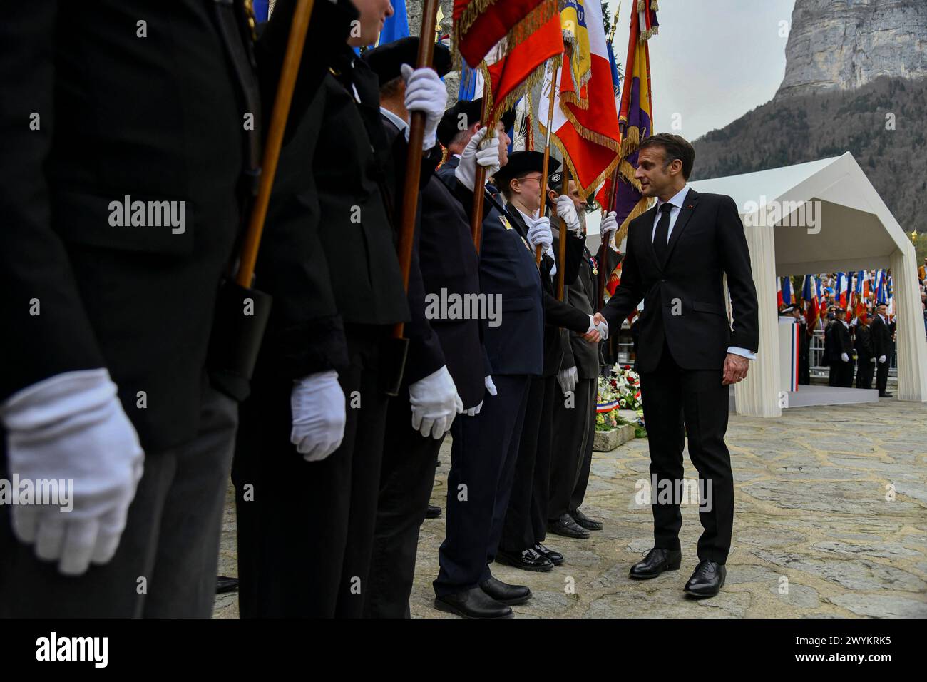 Glières, France. 07 avril 2024. Le président français Emmanuel Macron rend hommage aux résistants de la seconde Guerre mondiale tués sur le plateau de Glières, lors d’une cérémonie commémorant le 80e anniversaire de la bataille de Glières, à la nécropole nationale de Morette de Glières, un cimetière militaire à Thones, en France, le 7 avril 2024. Photo Bony/Pool/ABACAPRESS.COM crédit : Abaca Press/Alamy Live News Banque D'Images