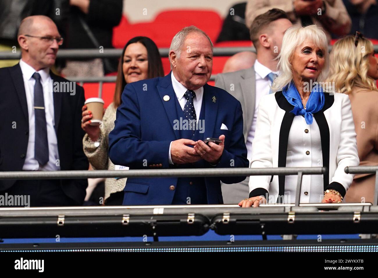 Ancien joueur et entraîneur Barry Fry (au centre) et épouse Kirstine Fry (à droite) lors de la finale du Bristol Street Motors Trophy au stade de Wembley, à Londres. Date de la photo : dimanche 7 avril 2024. Banque D'Images