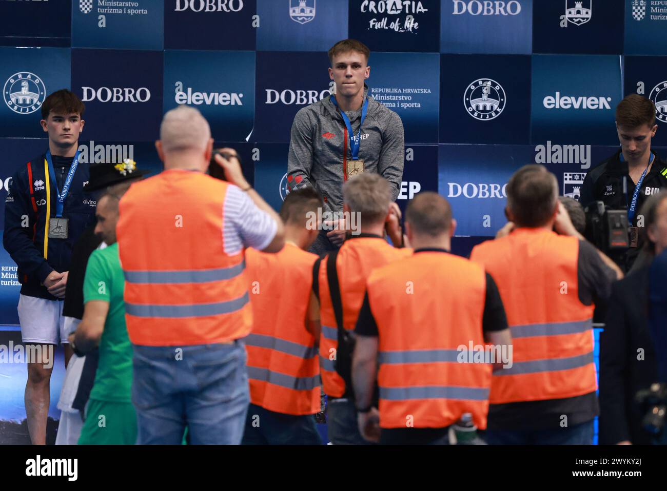 Osijek, Croatie. 07 avril 2024. Aurel Benovic, de Croatie, pose avec sa médaille lors d’une cérémonie de remise des médailles de la Coupe du monde Dobro (MAG) au stade sportif Gradski vrt à Osijek, Croatie, le 7 avril 2024. Photo : Davor Javorovic/PIXSELL crédit : Pixsell/Alamy Live News Banque D'Images