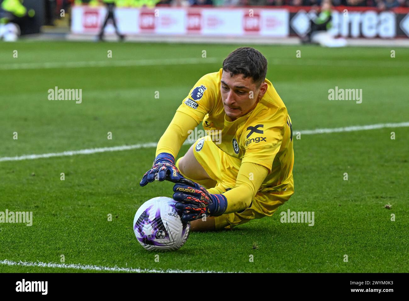 Sheffield, Royaume-Uni. 07 avril 2024. Djordje Petrovi ? Of Chelsea fait un saut lors du match de premier League Sheffield United vs Chelsea à Bramall Lane, Sheffield, Royaume-Uni, le 7 avril 2024 (photo par Craig Thomas/News images) à Sheffield, Royaume-Uni le 4/7/2024. (Photo de Craig Thomas/News images/SIPA USA) crédit : SIPA USA/Alamy Live News Banque D'Images