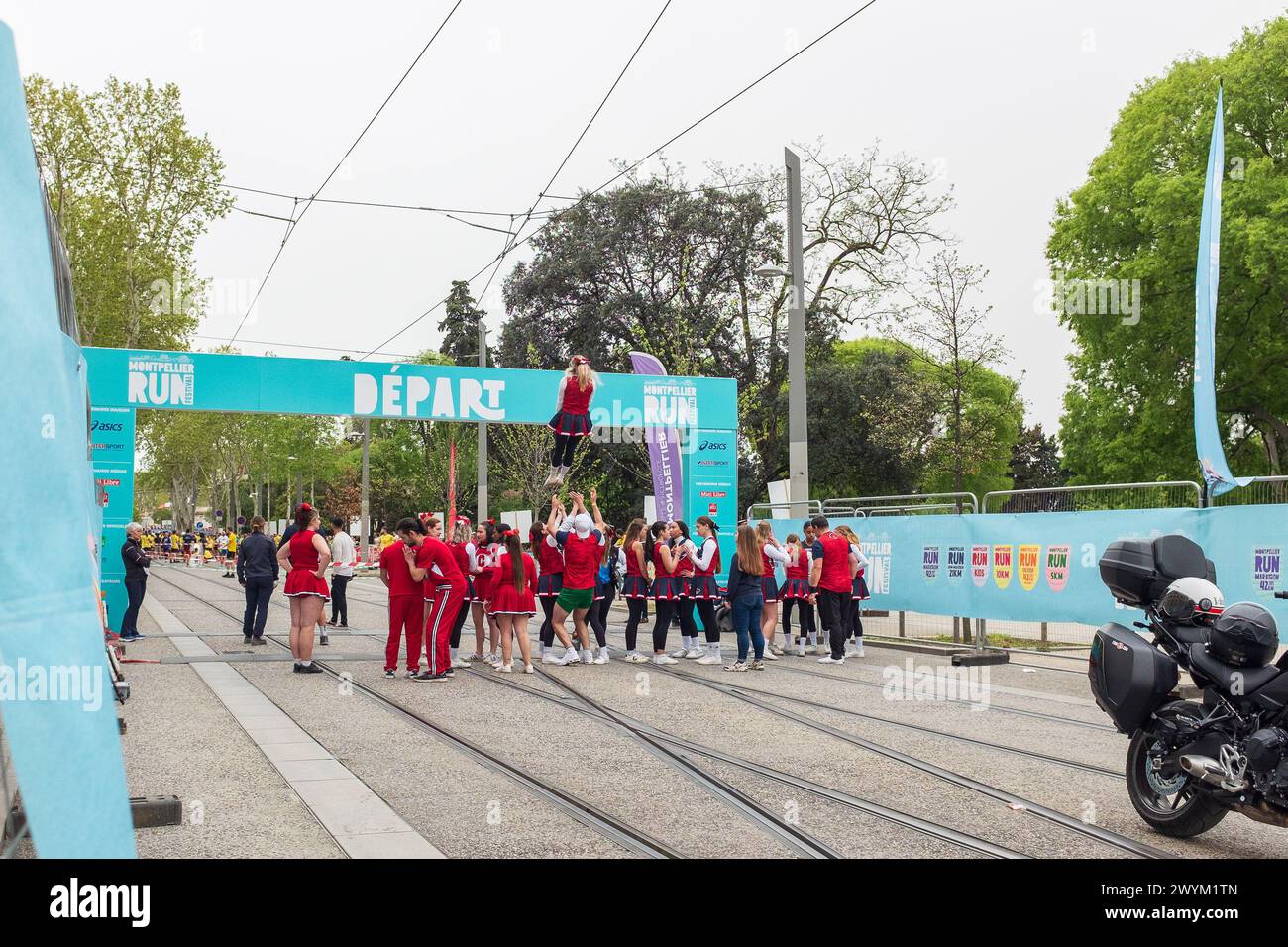 Montpellier, France. 7 avril 2024. Les filles POM-POM répètent leur routine avant la course du semi-marathon organisée par le Montpellier Run Festival. Rapport de crédit MPL/Alamy Live News Banque D'Images