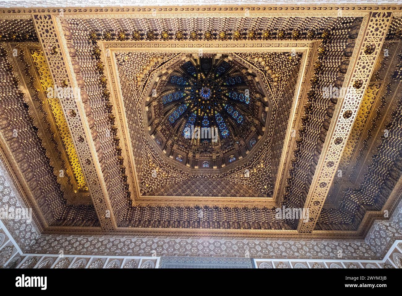 Plafond du Mausolée royal de Mohammed V à Rabat, la capitale du Maroc. Il dispose de riches et belles décorations arabesque en marbre blanc, w Banque D'Images