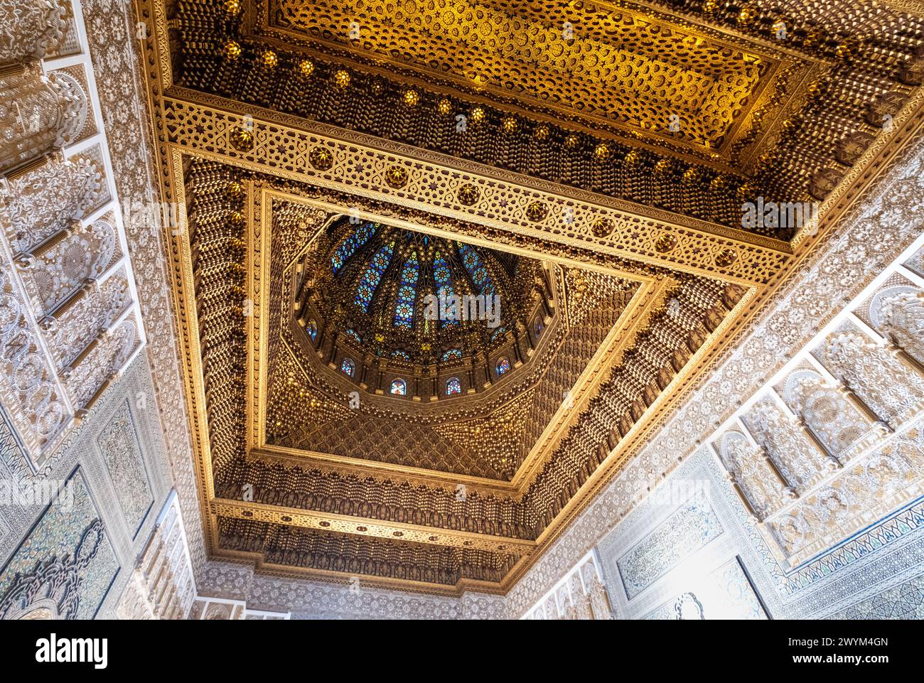 Plafond du Mausolée royal de Mohammed V à Rabat, la capitale du Maroc. Il dispose de riches et belles décorations arabesque en marbre blanc, w Banque D'Images