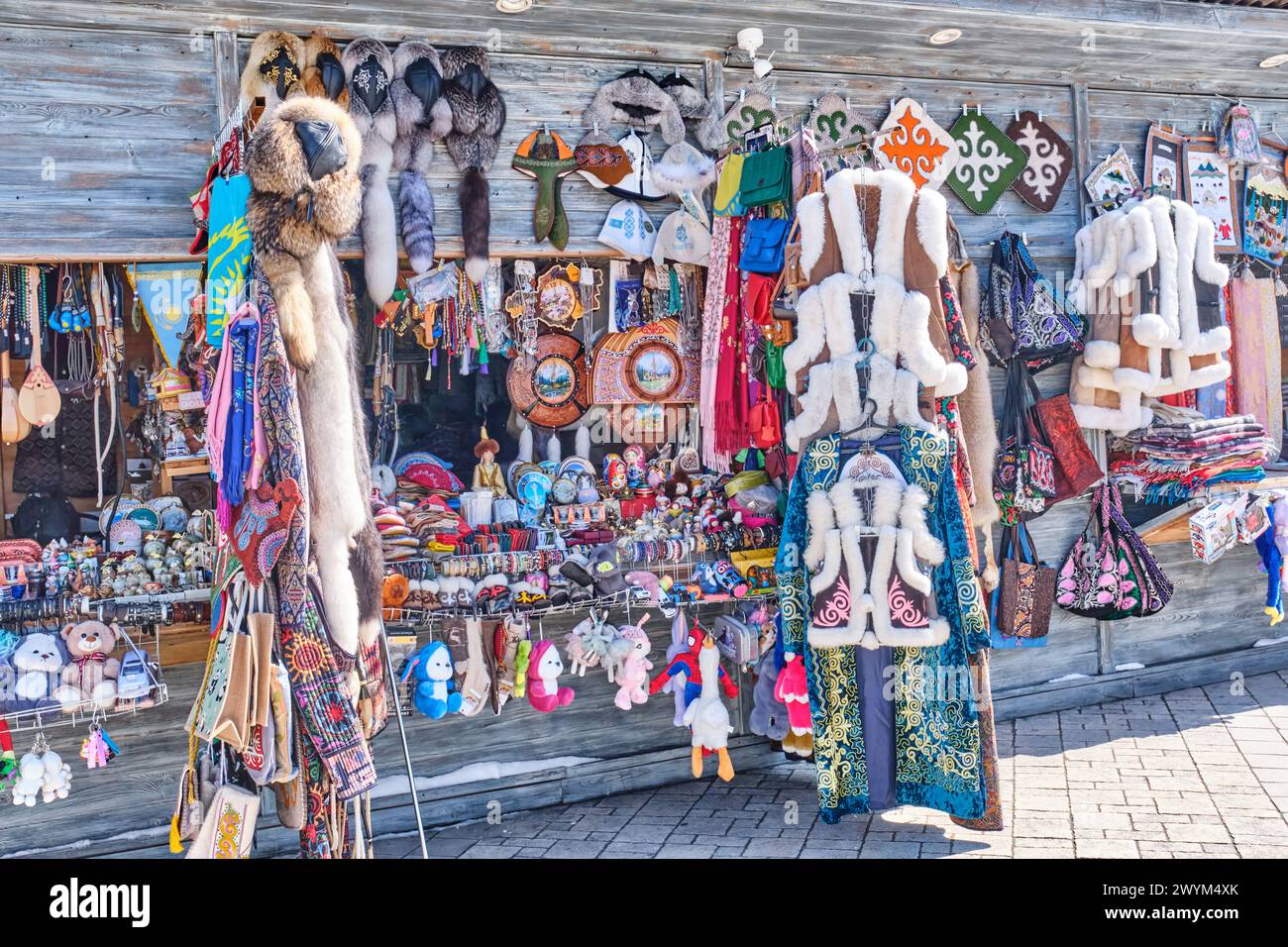 Almaty, Kazakhstan - 15 mars 2024 : marché local avec des souvenirs traditionnels kazakhs colorés et de l'artisanat des résidents locaux. Concept de voyage. Banque D'Images