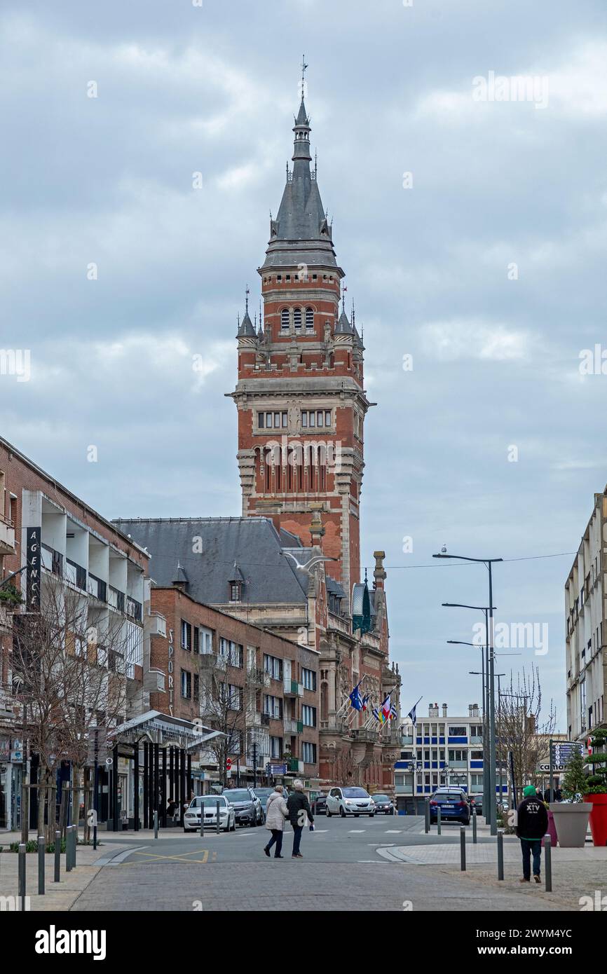 Maisons, personnes, tour de l'Hôtel de ville, mairie, Dunkerque, Département Nord, France Banque D'Images