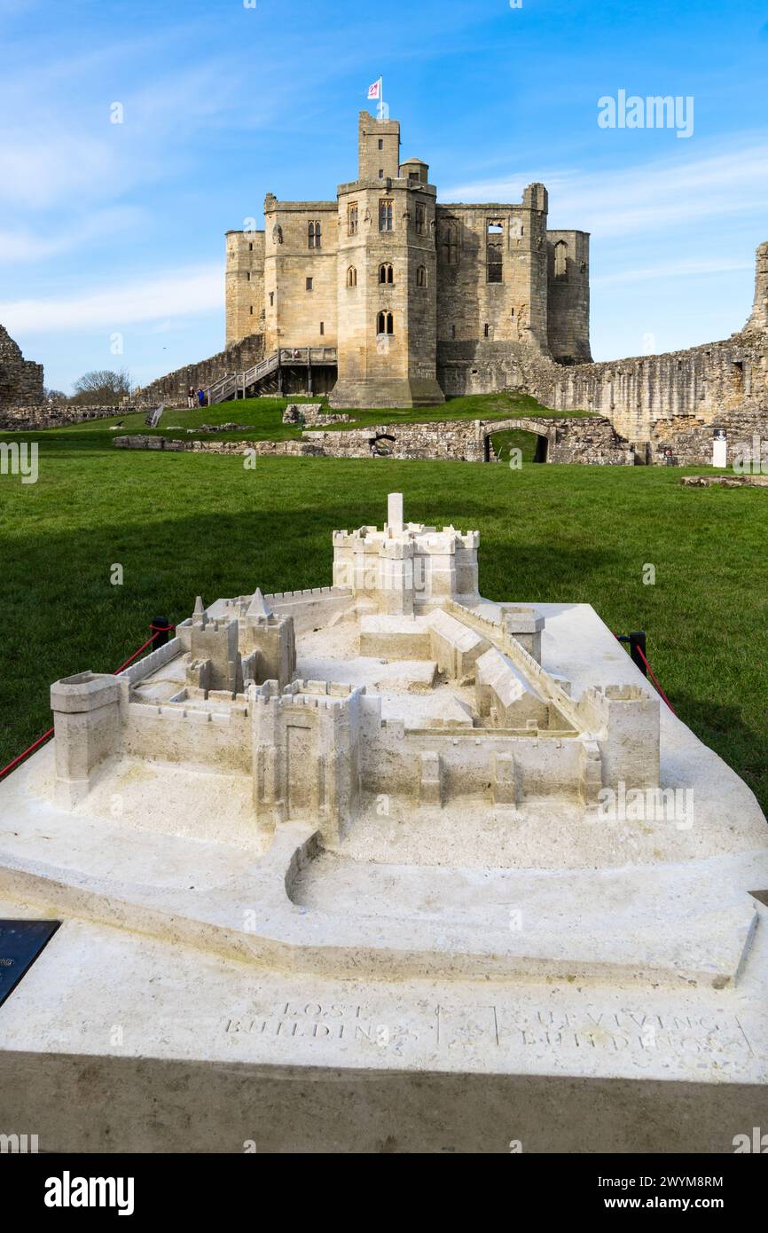 CHÂTEAU DE WARKWORTH, NORTHUMBERLAND, ROYAUME-UNI - 16 MARS 2024. Une vue verticale du donjon du château de Warkworth dans le Northumberland avec une maquette à l'échelle dans le parc Banque D'Images
