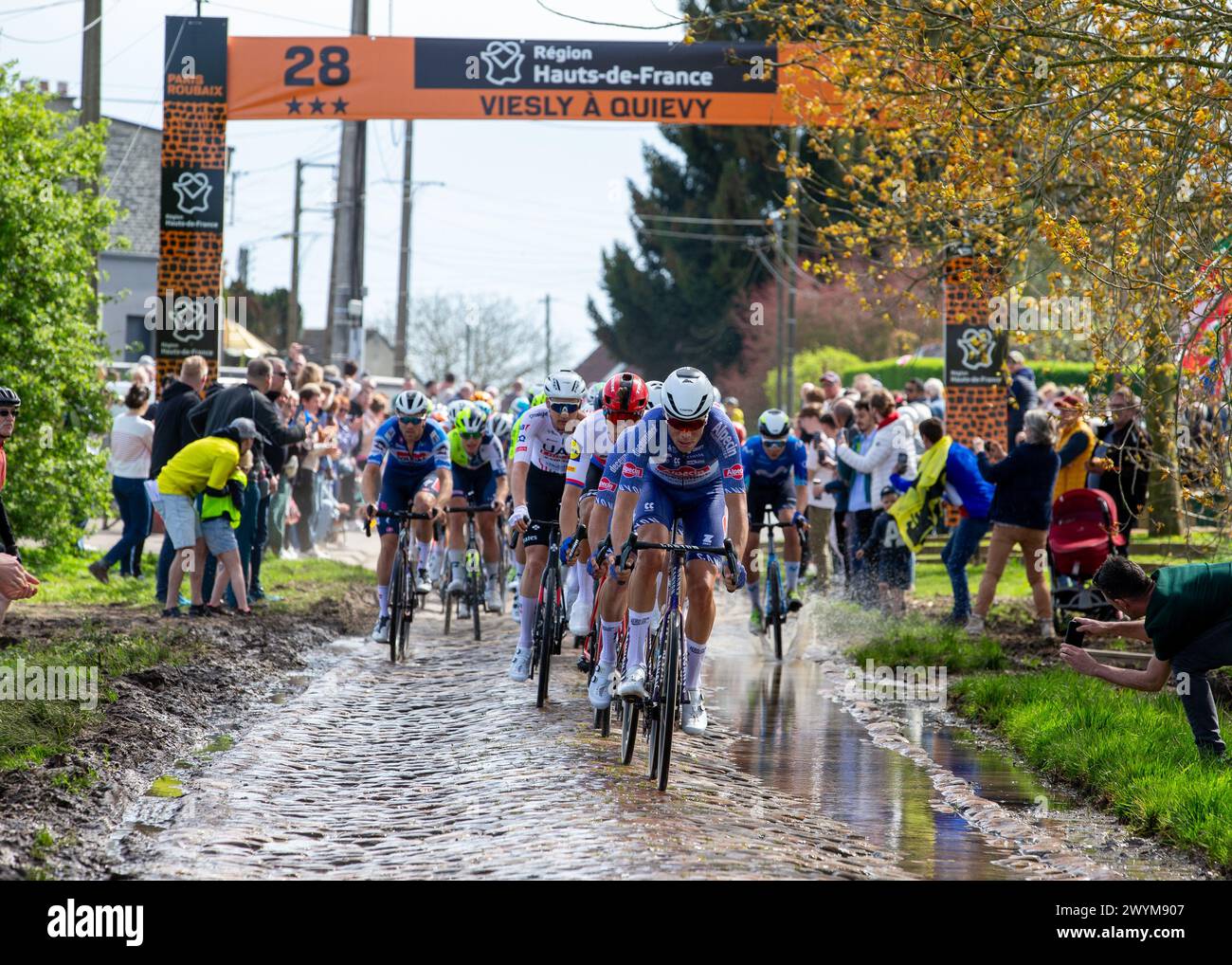 Alpecin-Deceuninck donne le ton sur le devant du peloton lors de la 121ème édition de Paris Roubaix, France, 7 avril 2024, Credit:Chris Wallis/Alamy Live News Banque D'Images
