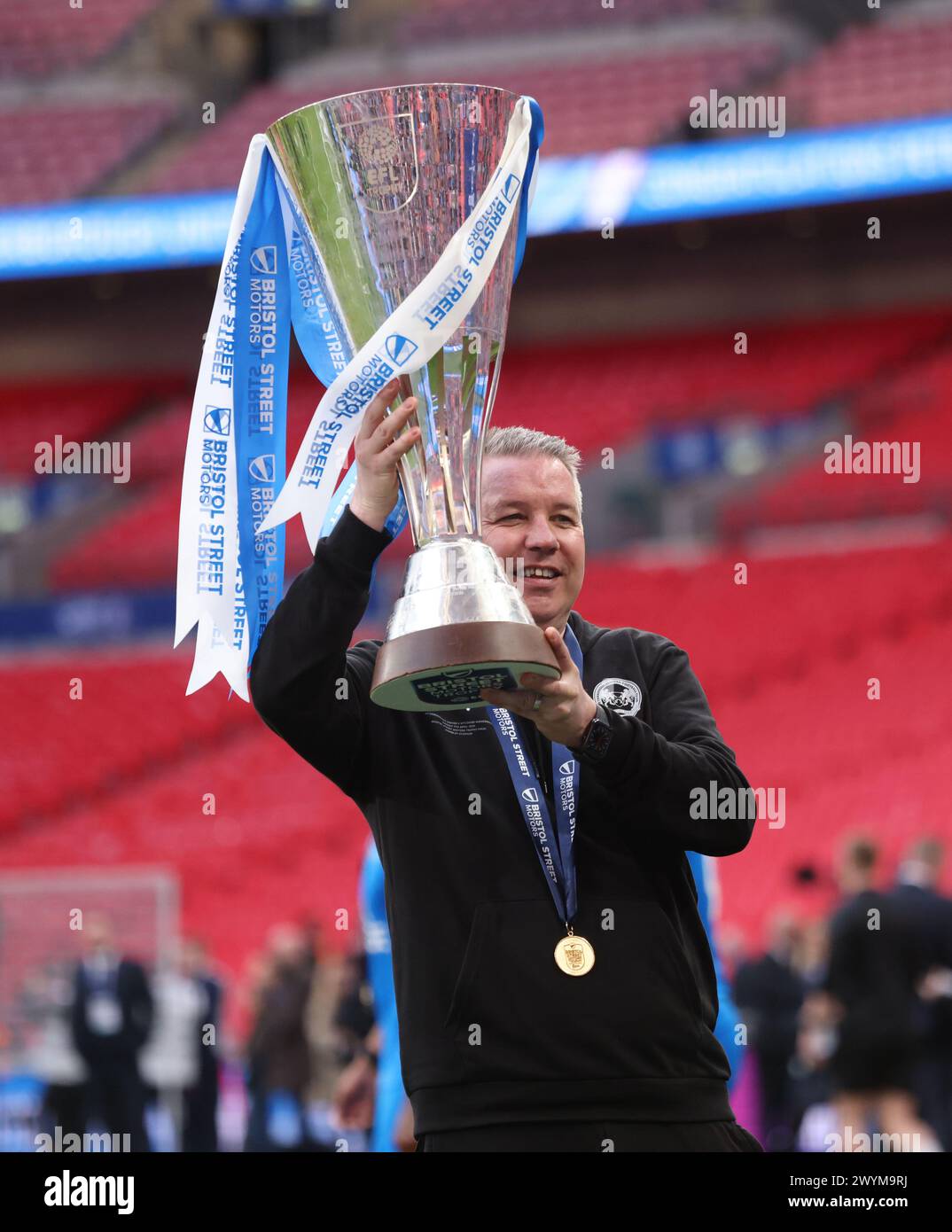 Londres, Royaume-Uni. 07 avril 2024. Darren Ferguson (directeur de Peterborough Utd) avec le trophée comme victoire de poil à la finale du Bristol Street Motors EFL Trophy, Peterborough United v Wycombe Wanderers match au stade de Wembley, Londres, Royaume-Uni le 7 avril 2024 crédit : Paul Marriott/Alamy Live News Banque D'Images