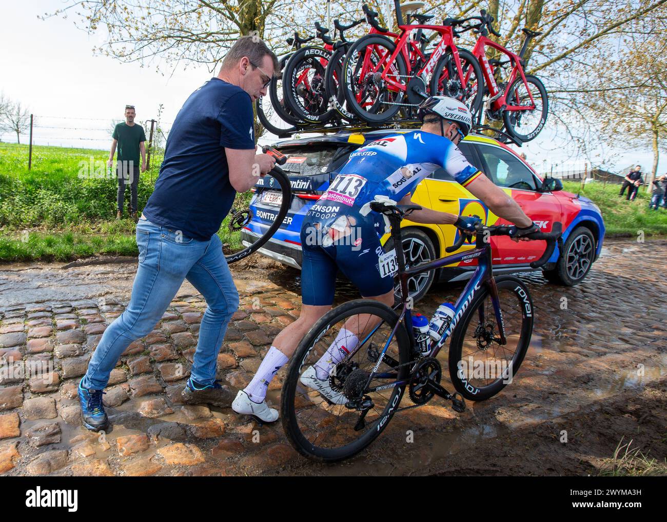 TIM MERLIER, Soudal - Quick Step, qui montre déjà des signes d'une chute précoce obtient une nouvelle roue avant lors de la 121ème édition de Paris Roubaix, France, 7 avril 2024, Credit:Chris Wallis/Alamy Live News Banque D'Images