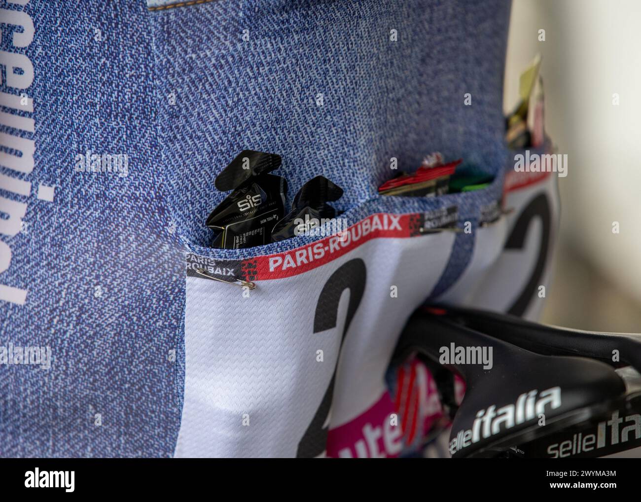 Silvan DILLIER, poches Alpecin-Deceuninck pleines de carburant prêtes pour la 121ème édition de Paris Roubaix, France, 7 avril 2024, Credit:Chris Wallis/Alamy Live News Banque D'Images