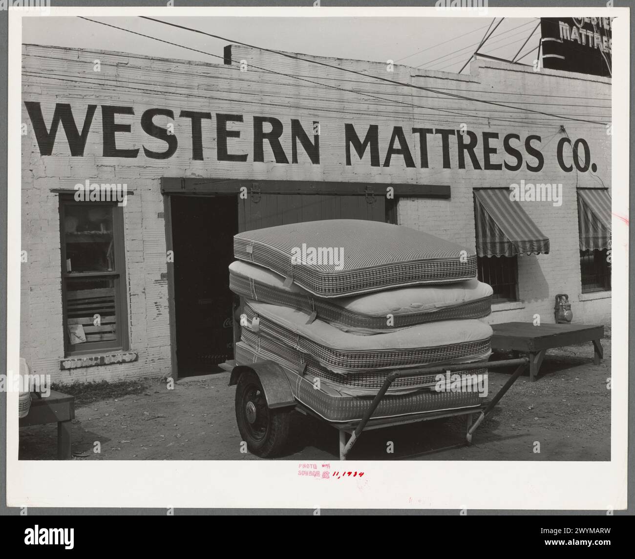 Camion plein de matelas devant l'usine de matelas. San Angelo, Texas Banque D'Images