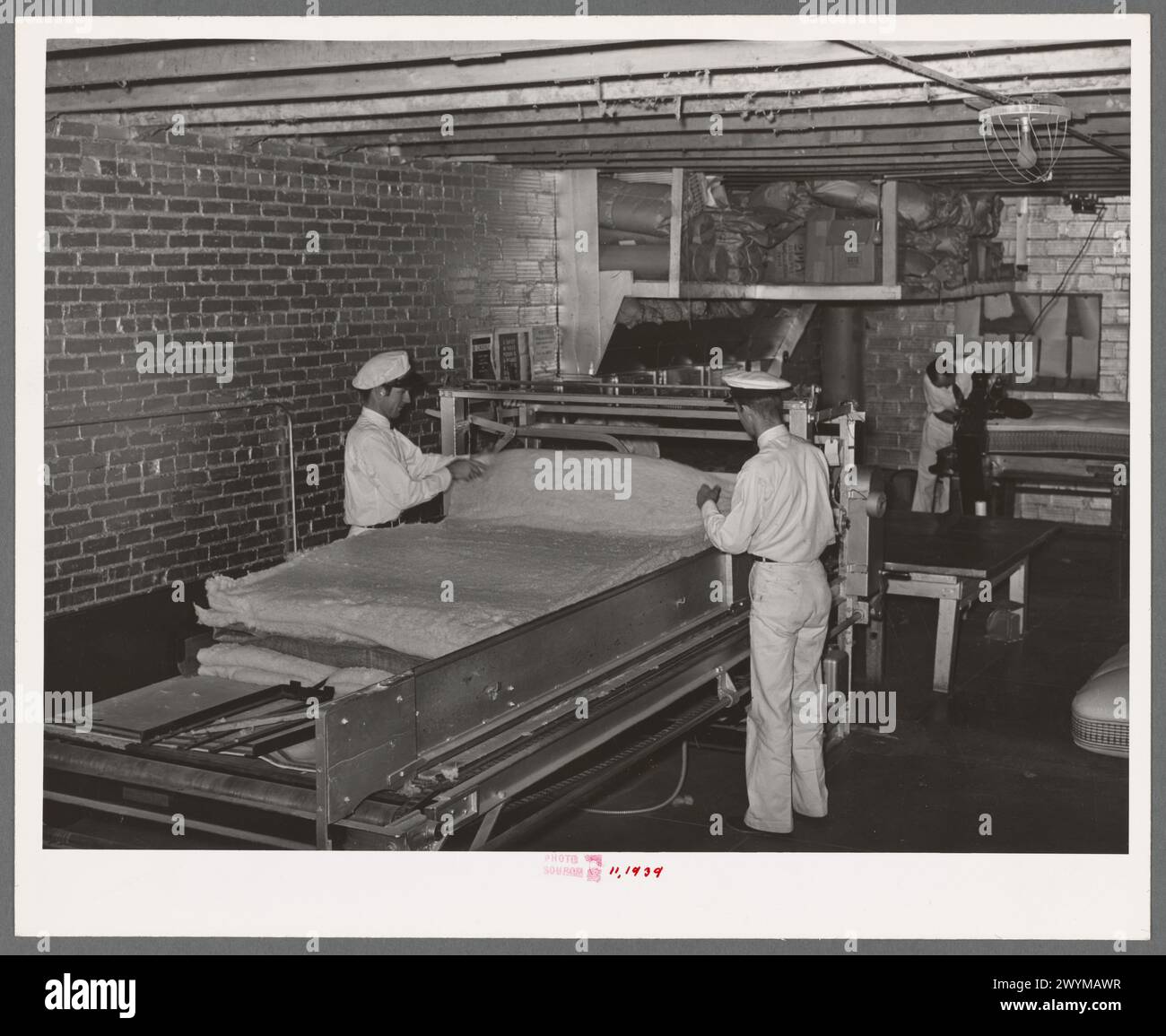 Formation de chauves-souris en coton qui rempliront le matelas. Usine de matelas. San Angelo, Texas Banque D'Images