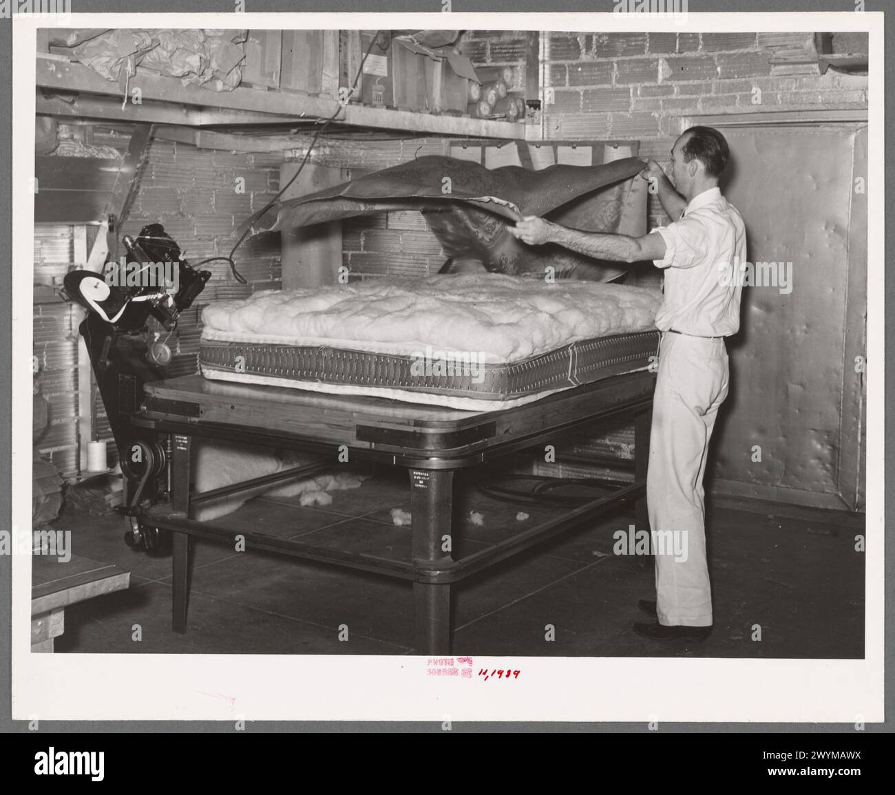 Pose d'une housse sur un matelas. Usine de matelas. San Angelo, Texas Banque D'Images