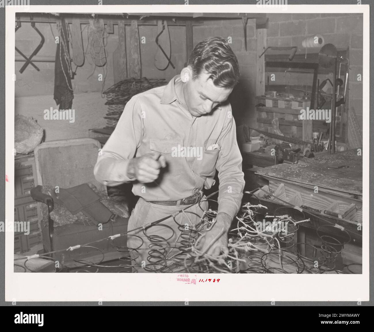 Nouer les ressorts qui vont entrer dans le matelas à ressorts intérieurs. Usine de matelas. San Angelo, Texas Banque D'Images