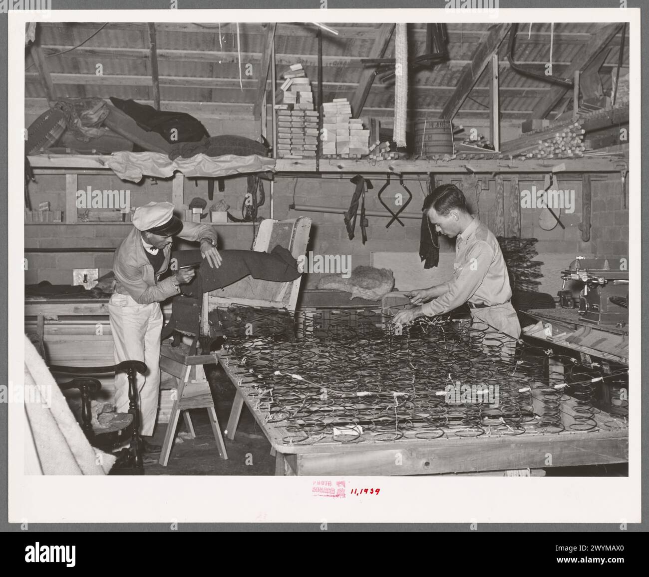Nouer les ressorts qui vont entrer dans le matelas à ressorts intérieurs. Usine de matelas. San Angelo, Texas Banque D'Images