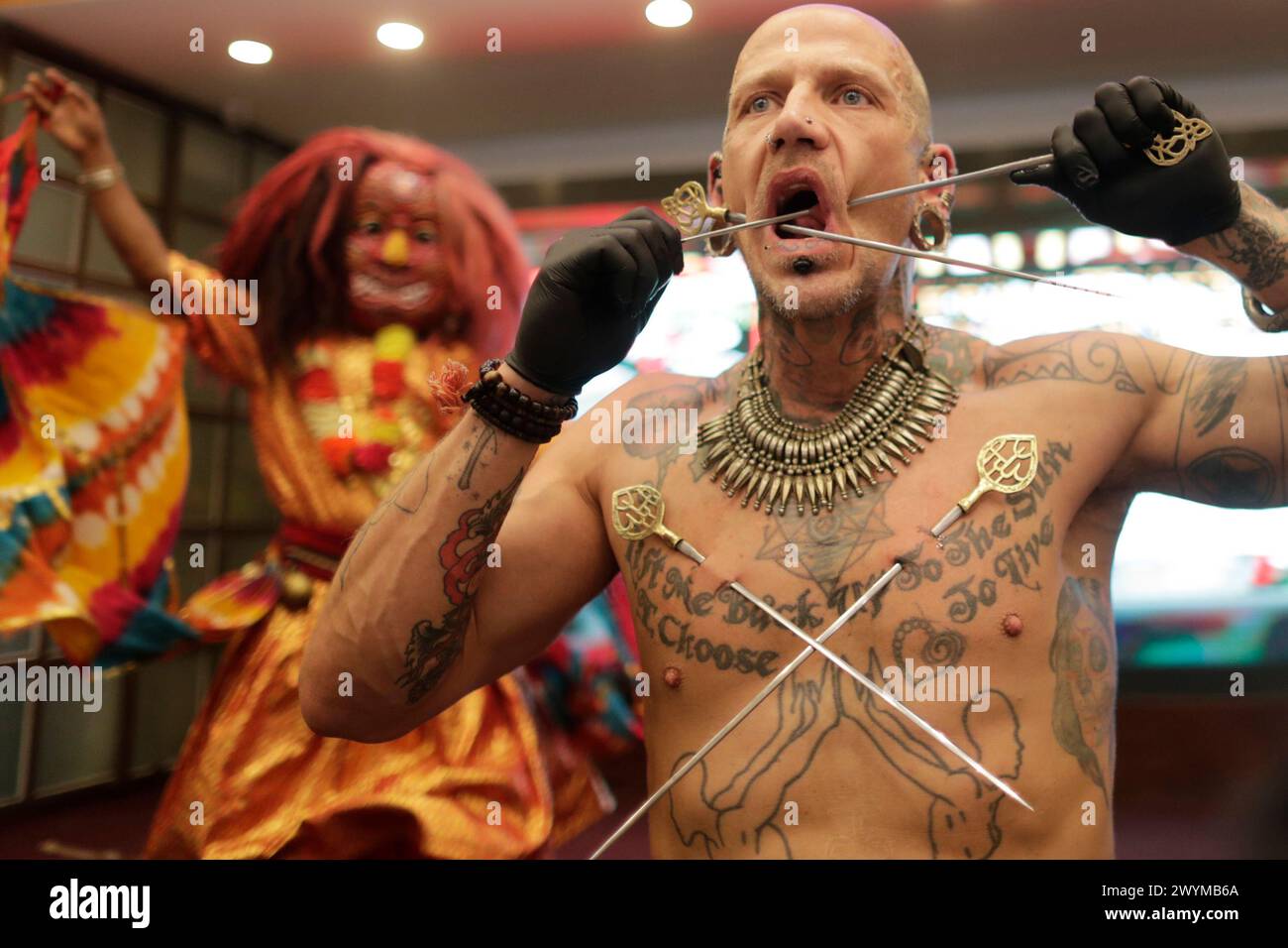 Lalitpur, Népal. 07 avril 2024. Un homme vu avec de multiples piercings à l'aiguille sur son visage et sa poitrine lors d'un spectacle de perçage d'art traditionnel à la Convention internationale de tatouage. International Tattoo Convention, est la plus grande convention de tatouage au Népal avec plus de 90 cabines de tatouage et 200 tatoueurs du monde entier à Heritage Garden à Lalitpur. (Photo de Skanda Gautam/SOPA images/SIPA USA) crédit : SIPA USA/Alamy Live News Banque D'Images