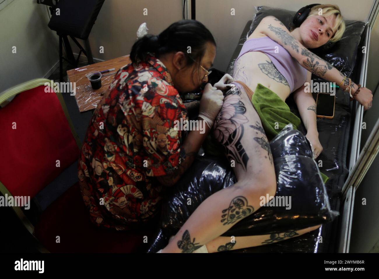 Lalitpur, Népal. 05th Apr, 2024. Une femme se fait encrer par un tatoueur pendant la Convention internationale de tatouage. International Tattoo Convention, est la plus grande convention de tatouage au Népal avec plus de 90 cabines de tatouage et 200 tatoueurs du monde entier à Heritage Garden à Lalitpur. (Photo de Skanda Gautam/SOPA images/SIPA USA) crédit : SIPA USA/Alamy Live News Banque D'Images