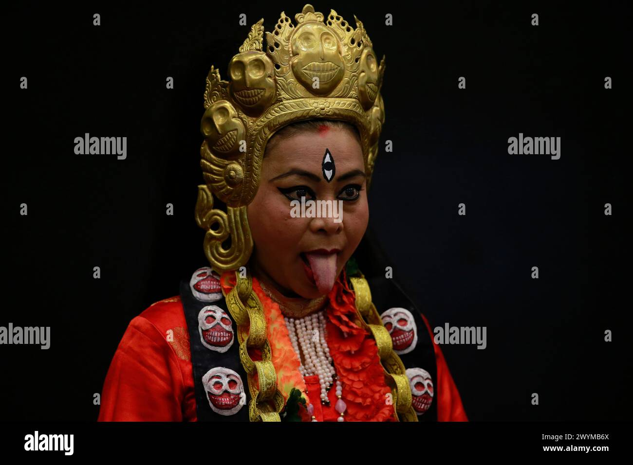 Lalitpur, Népal. 05th Apr, 2024. Une femme exécute une danse de divinité hindoue pendant la Convention internationale de tatouage. International Tattoo Convention, est la plus grande convention de tatouage au Népal avec plus de 90 cabines de tatouage et 200 tatoueurs du monde entier à Heritage Garden à Lalitpur. (Photo de Skanda Gautam/SOPA images/SIPA USA) crédit : SIPA USA/Alamy Live News Banque D'Images