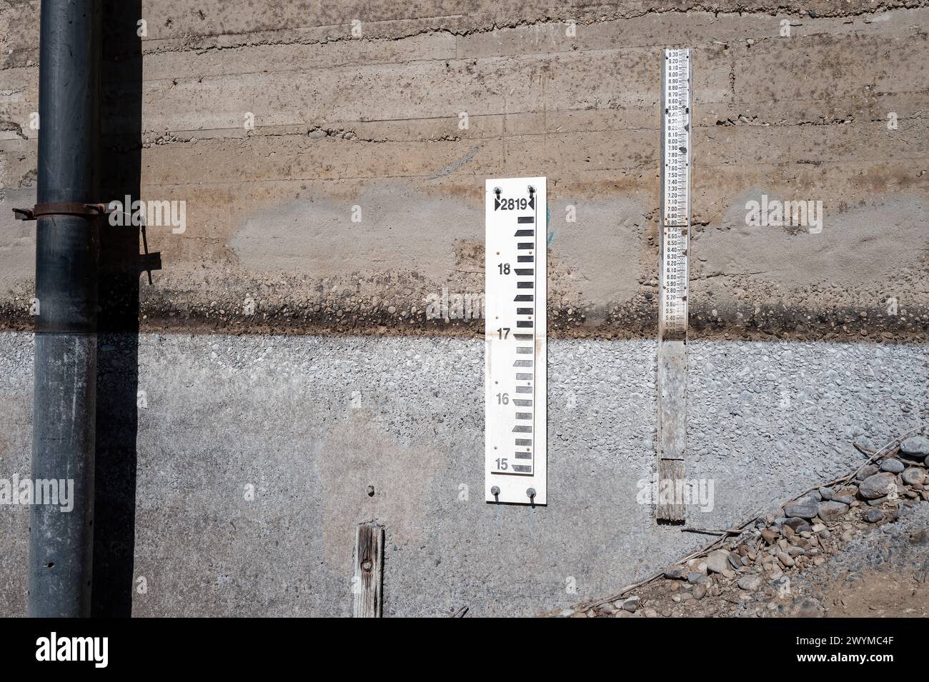 Les jauges du barrage de ciment indiquent le niveau d'eau Banque D'Images