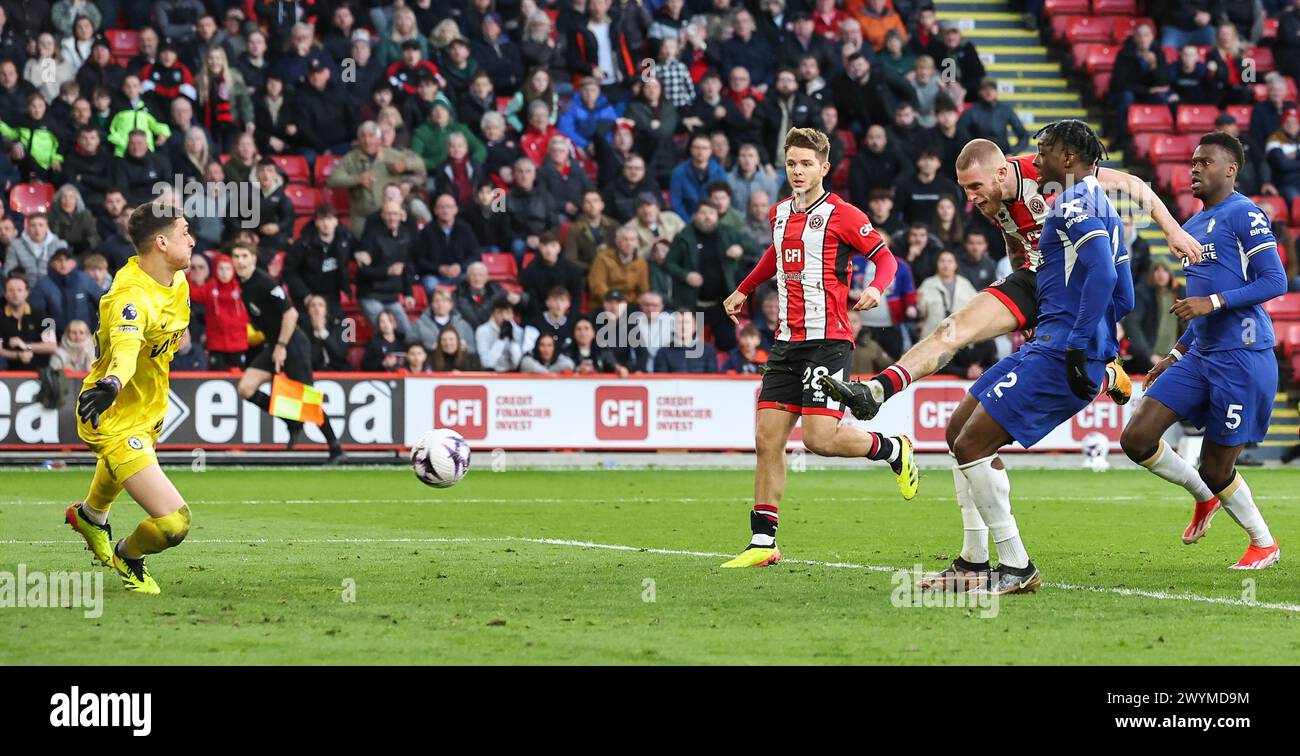 Bramall Lane, Sheffield, Royaume-Uni. 7 avril 2024. Premier League Football, Sheffield United contre Chelsea ; Oliver McBurnie de Sheffield United marque le but égalisateur de son équipe en battant Djordje Petrovic de Chelsea pour faire le score 2-2 à la 93e minute malgré les attentions de Axel Disasi Credit : action plus Sports / Alamy Live News de Chelsea Banque D'Images