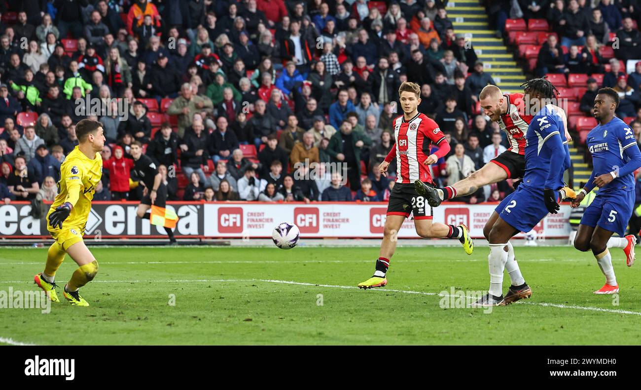 Bramall Lane, Sheffield, Royaume-Uni. 7 avril 2024. Premier League Football, Sheffield United contre Chelsea ; Oliver McBurnie de Sheffield United marque le but égalisateur de son équipe en battant Djordje Petrovic de Chelsea pour faire le score 2-2 à la 93e minute malgré les attentions de Axel Disasi Credit : action plus Sports / Alamy Live News de Chelsea Banque D'Images