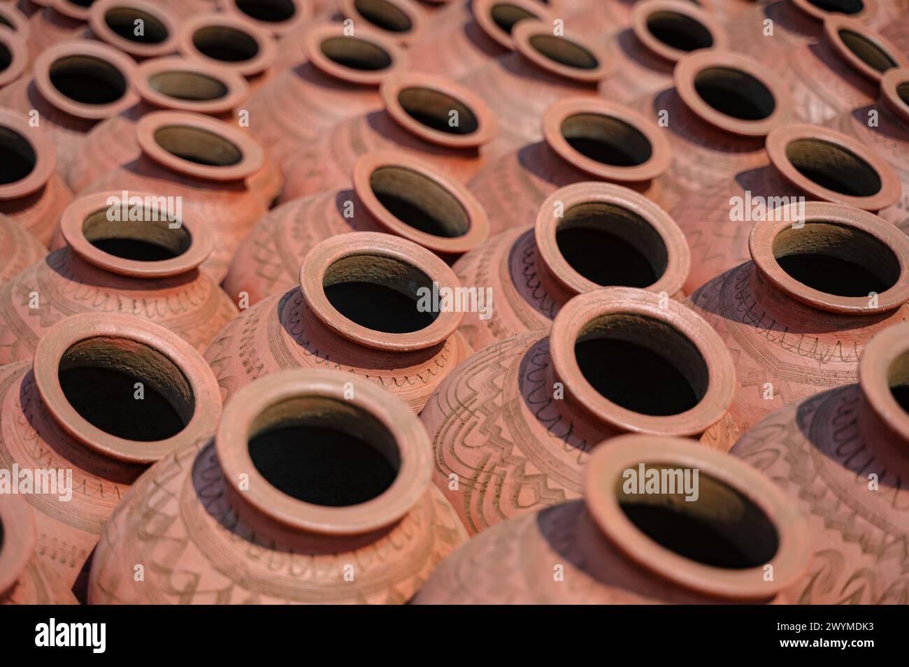 Pots d'argile en terre en séchage au soleil. Banque D'Images