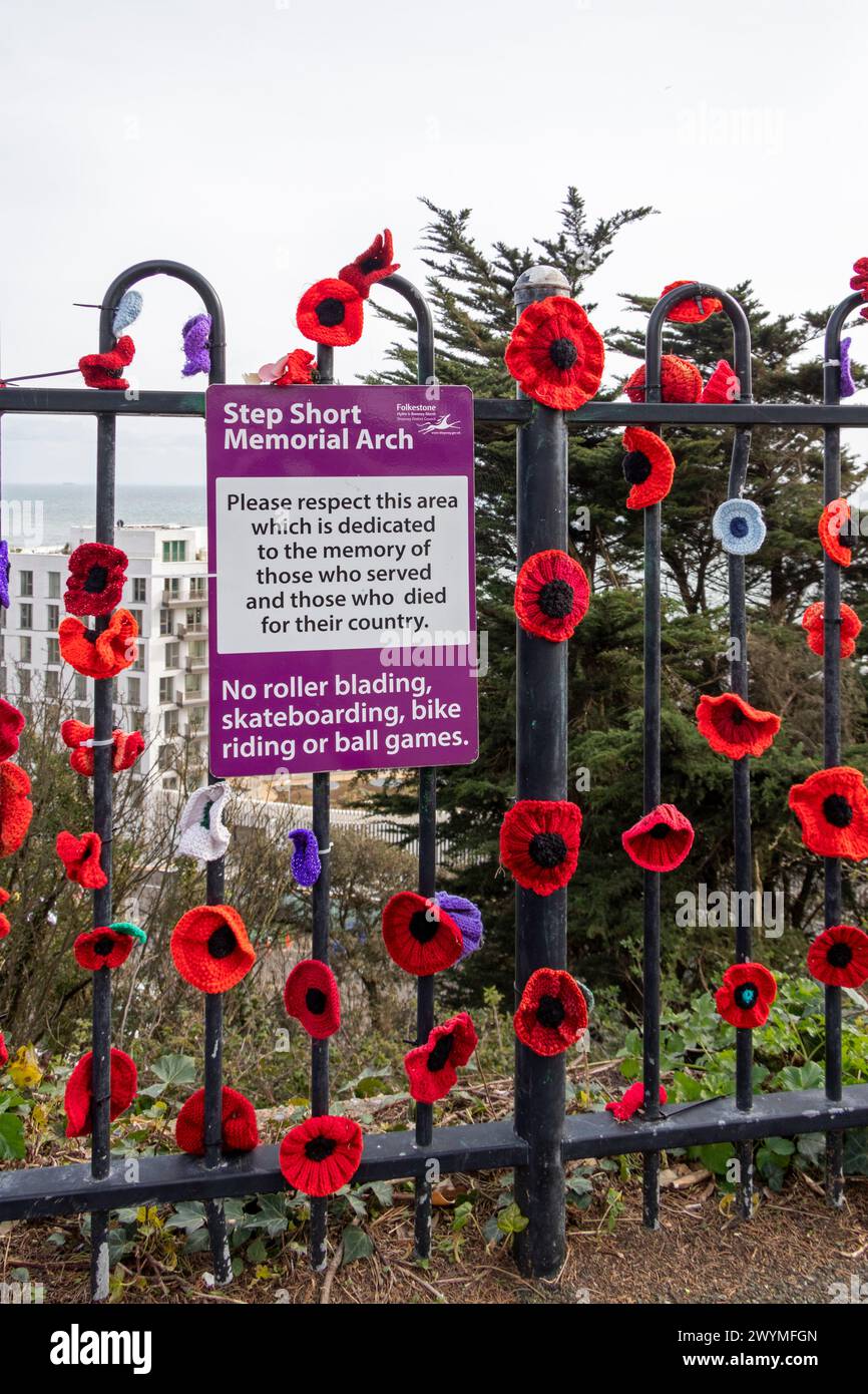 Panneau d'information, fleurs crochetées, route du souvenir, Folkestone, Kent, grande-Bretagne Banque D'Images