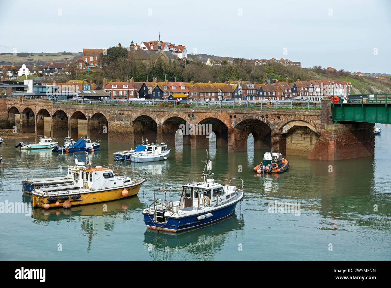 Bateaux, ancien pont ferroviaire, port de plaisance, Folkestone, Kent, Angleterre, Grande-Bretagne Banque D'Images