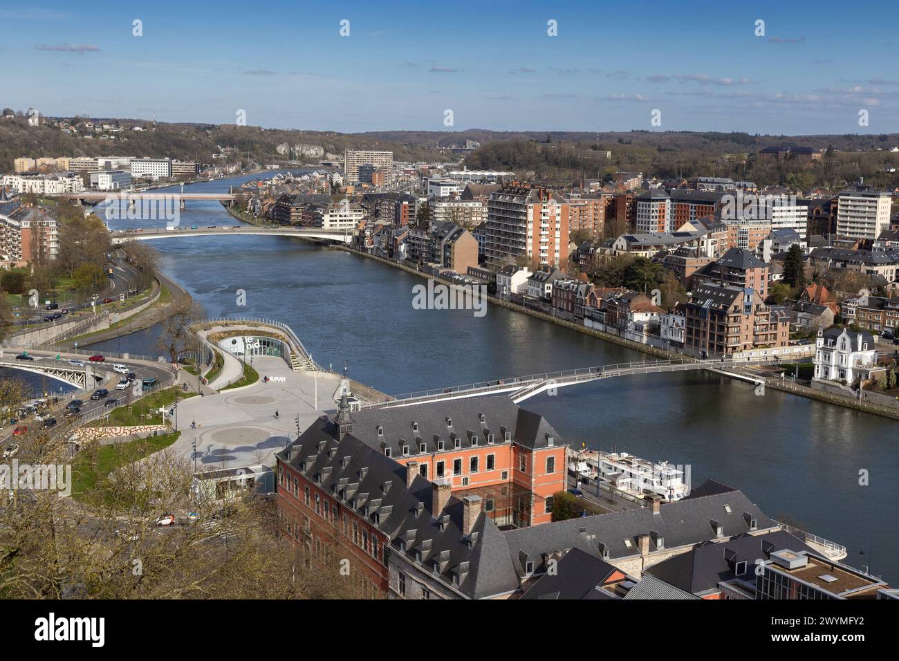 Vue panoramique depuis la Citadelle de Namur, Belgique, de l'autre côté de la Meuse et de sa nouvelle passerelle vers jambes. Journée de printemps ensoleillée avec ciel bleu. Copier spac Banque D'Images